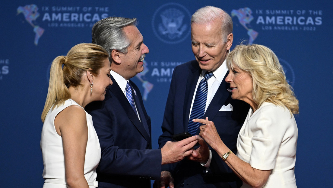 VIDEO: Biden estrecha la mano de la pareja de Alberto Fernández y no la suelta