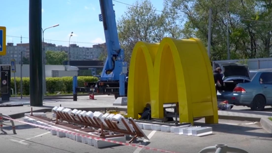 Adiós a la 'M' de McDonalds: los populares locales reabrirán en Rusia con un nuevo logotipo