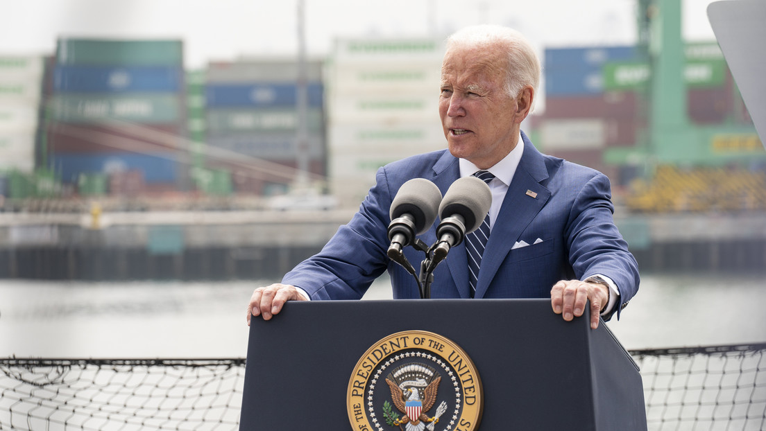 "Exxon ganó más dinero que Dios": Biden arremete contra las petroleras por aprovecharse del alto precio de la gasolina