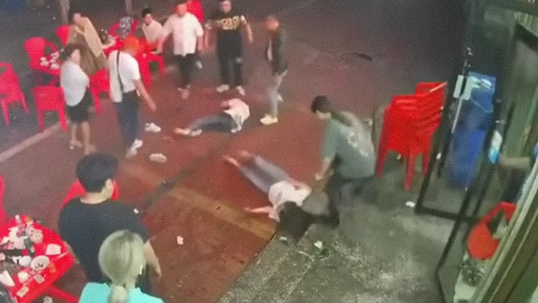 Un grupo de hombres golpea brutalmente a cuatro chicas en un restaurante chino ante la mirada pasiva de testigos