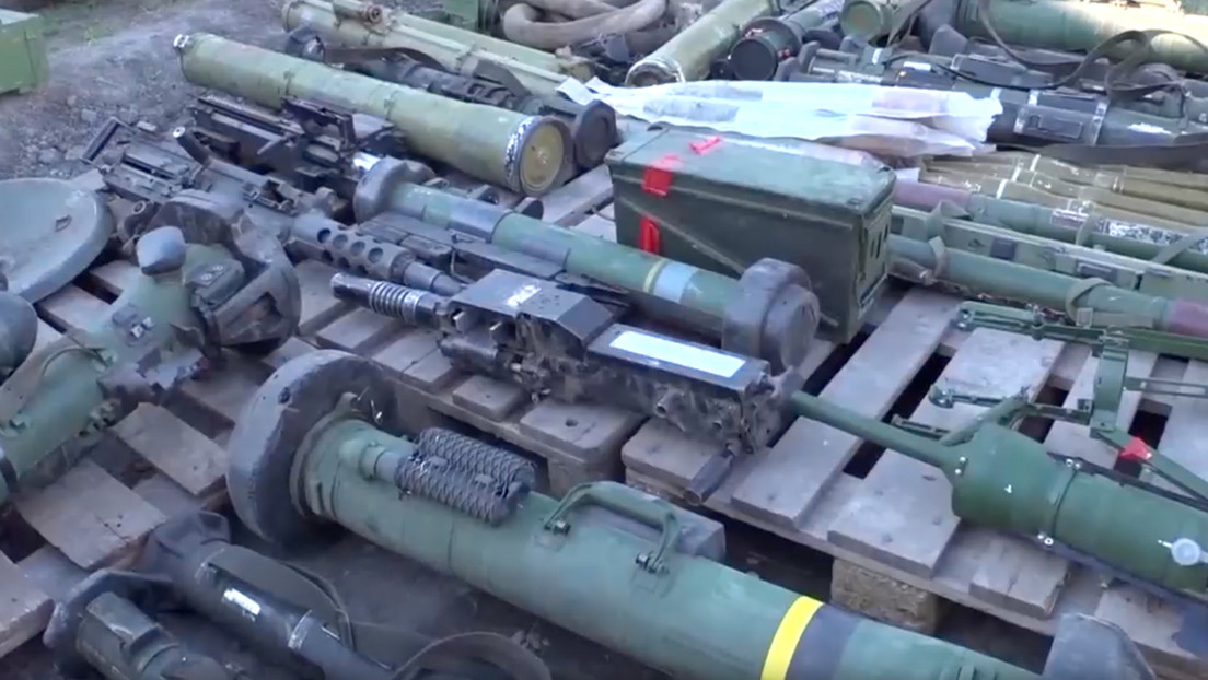 Militares rusos muestran misiles antitanque Javelin y NLAW y otras armas occidentales abandonadas por los nacionalistas ucranianos (VIDEO)
