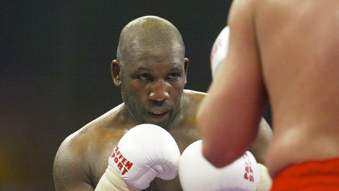 Excampeón de boxeo que ahora trabaja como guardia de seguridad en un centro comercial noquea a un hombre durante un altercado 