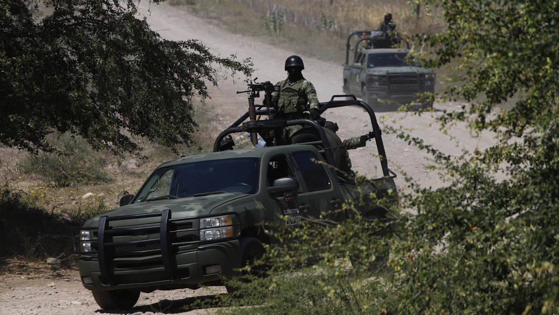 Captan a soldados mexicanos bajando la mirada e ignorando el paso de un convoy de supuestos sicarios furtemente armados (VIDEO)