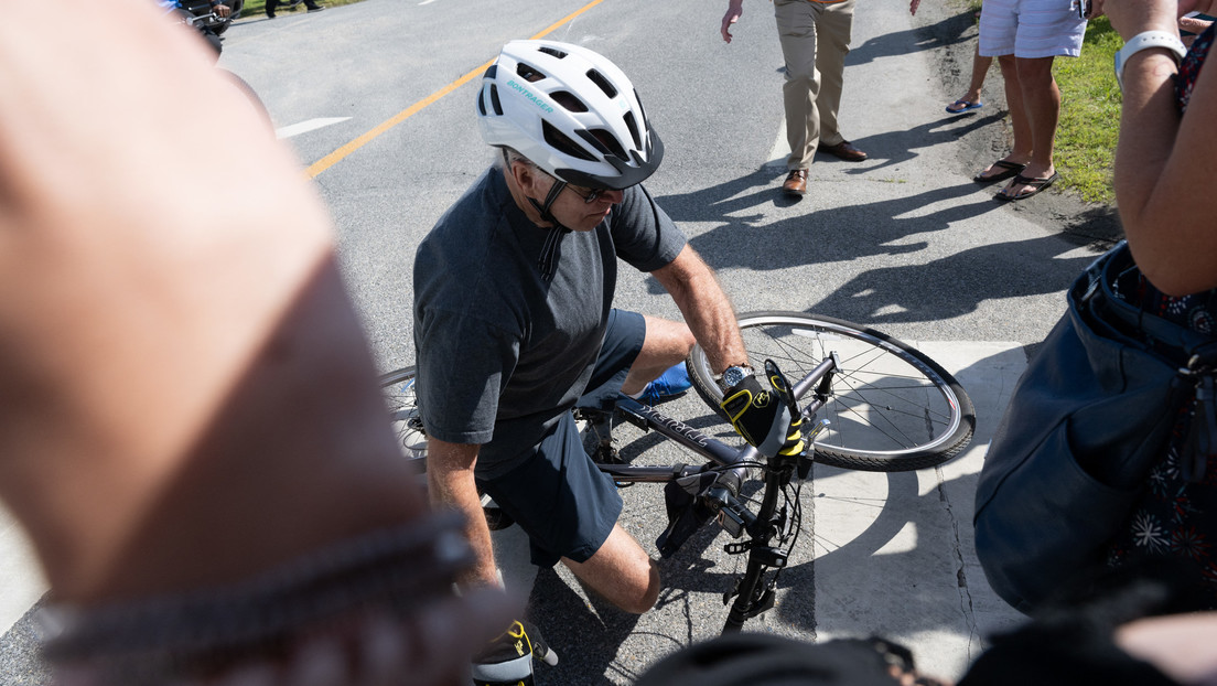 VIDEO: Joe Biden cae de su bicicleta durante un paseo en Delaware