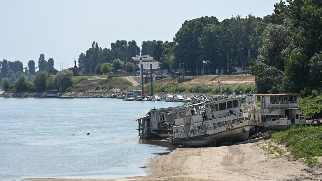 Una barcaza hundida durante la II Guerra Mundial reaparece en el río más grande de Italia, que afronta su peor sequía en 70 años