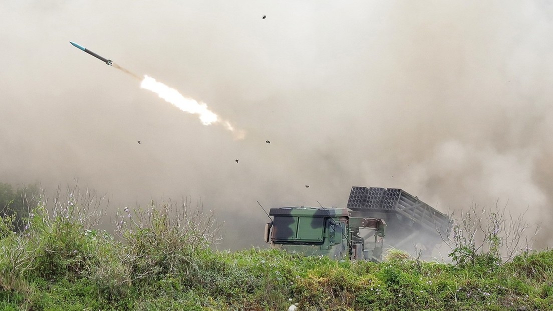Un sistema de lanzamisiles múltiple taiwanés explota durante un ejercicio militar