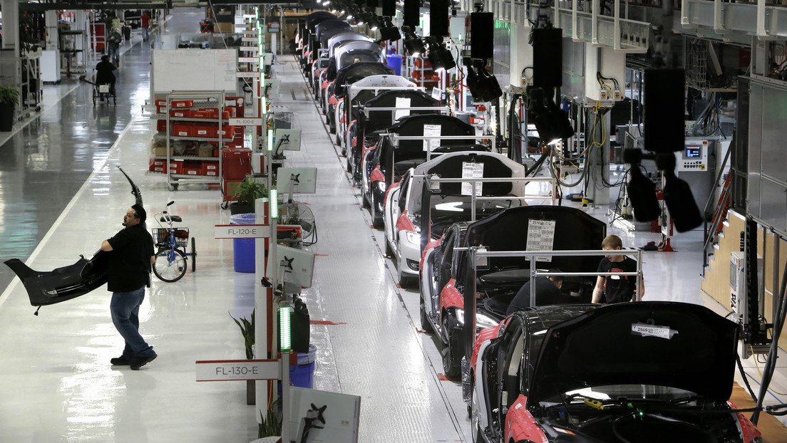 Tesla reducirá en un 10 % sus empleados asalariados en los próximos tres meses