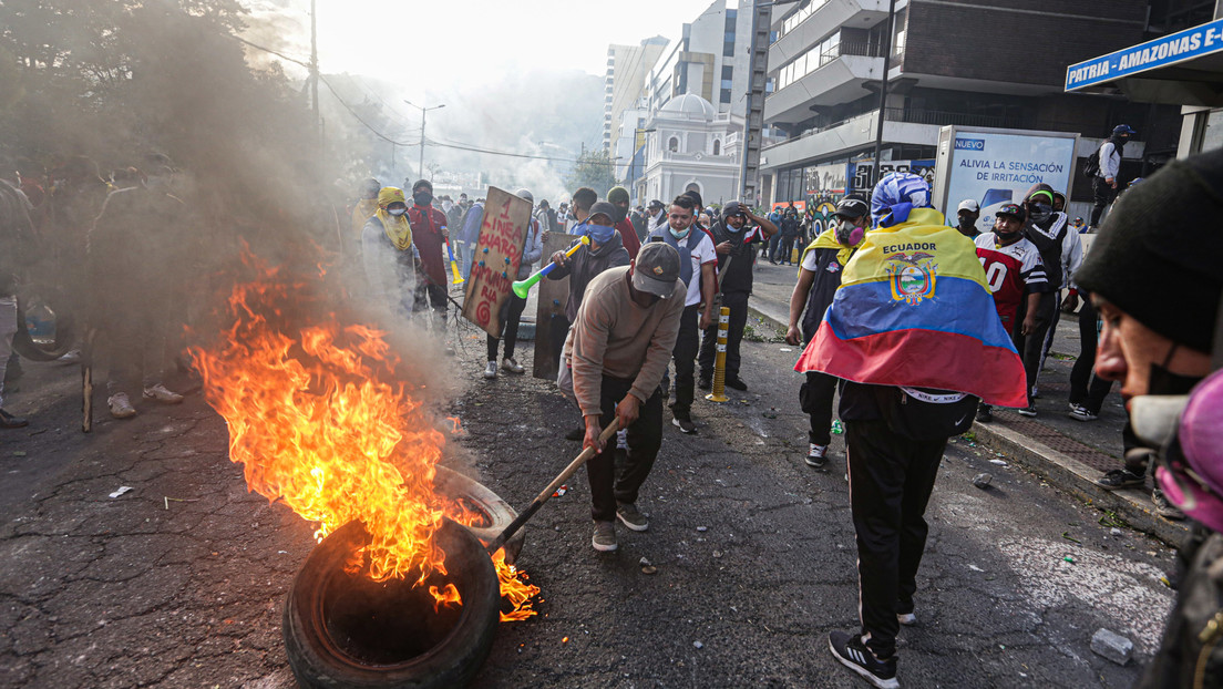 Manifestantes atacan el edificio de la Fiscalía en Quito y la Conaie aclara que los autores "no forman parte del movimiento indígena"