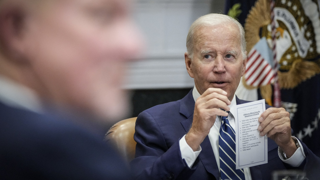 "Entras en la sala, te sientas en tu sitio": Biden revela sin querer una tarjeta de instrucciones durante un evento (FOTOS)