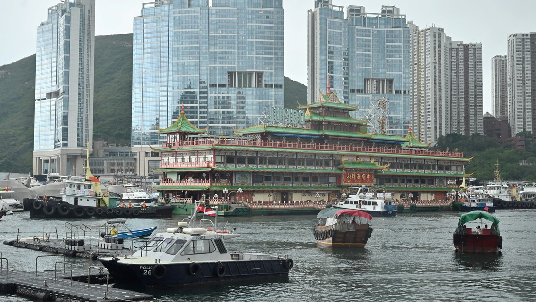 El icónico restaurante flotante de Hong Kong 'resurge' de su propio hundimiento