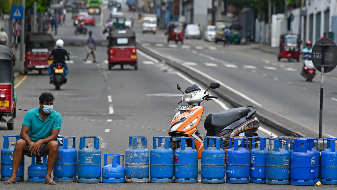 Filas de varios días e interrupciones de suministros: Sri Lanka está al borde de quedarse sin combustible