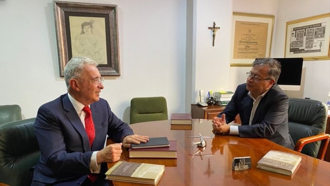 "Siempre habrá un diálogo": La foto del encuentro entre Gustavo Petro y Álvaro Uribe que causa revuelo en Colombia