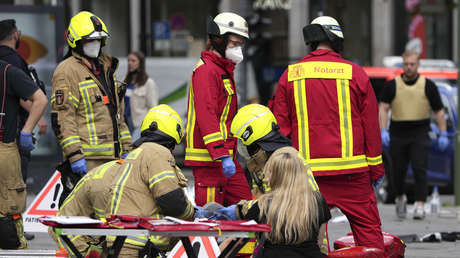 Un coche embiste una multitud cerca de una iglesia en Berlín