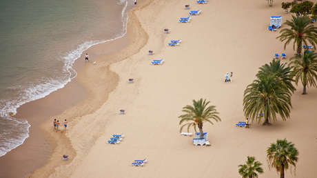 Una niña de 13 años recibe una paliza grupal en una playa española