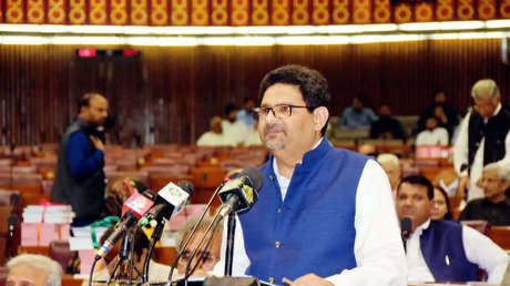 Pakistán aumentará los impuestos a los ricos y prohibirá a los funcionarios del Gobierno comprar autos nuevos