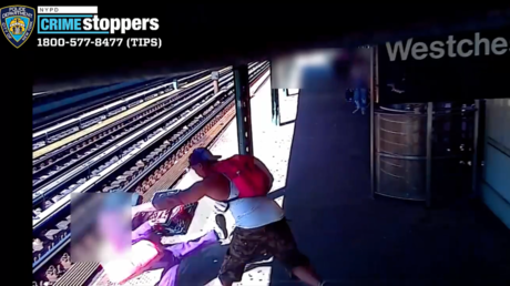 VIDEO: Un hombre arroja a una mujer a las vías del metro en Nueva York