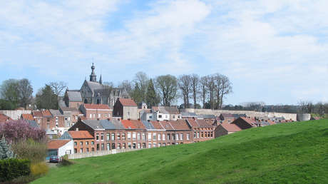El chapitel de una iglesia cae sobre una acera llena de gente durante un incendio en Bélgica (VIDEO)