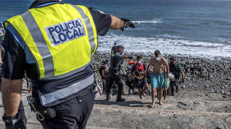 Un premio Pulitzer español es multado bajo la 'ley mordaza' mientras fotografiaba la llegada de migrantes a Canarias