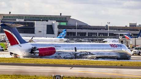 VIDEO: Se incendia un avión con 126 pasajeros a bordo tras el aterrizaje en Miami
