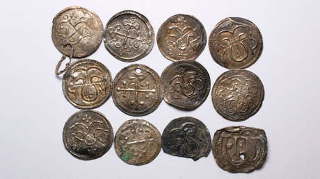 "Me temblaban las manos": encuentran un tesoro de monedas de plata de la era vikinga en Finlandia
