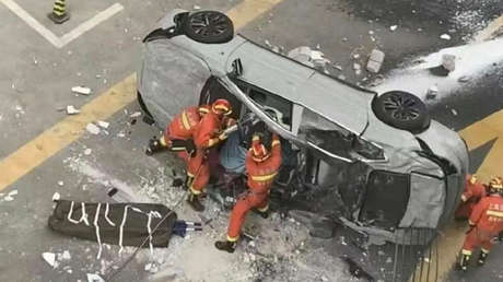 Mueren dos empleados chinos tras perder el control de un coche eléctrico que cayó desde un tercer piso