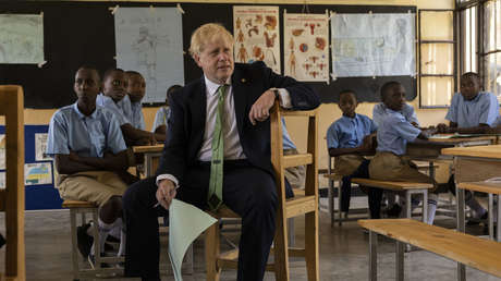 Boris Johnson insta a los opositores a mantener una "mente abierta" sobre su plan de deportar migrantes ilegales a Ruanda