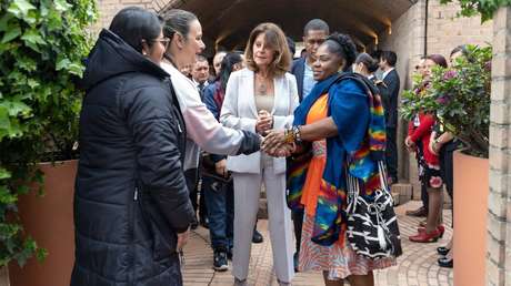Polémica en Colombia por un video: ¿ignoró la vicepresidenta saliente a las mujeres de la limpieza que su sucesora estaba saludando?