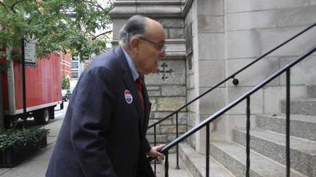 "Vas a matar mujeres": Empleado de un supermercado ataca a exalcalde republicano de Nueva York por el fallo contra el aborto (VIDEO)