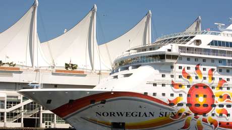 VIDEO: Un crucero choca contra un pequeño iceberg durante su travesía por Alaska