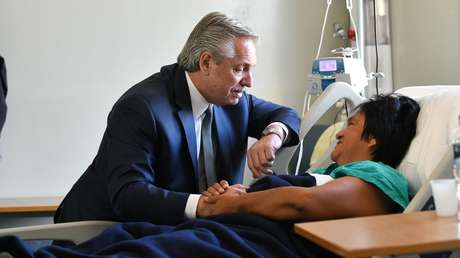 Alberto Fernández visita a la activista Milagro Sala en la clínica donde está internada y pide a la Corte que revise su prisión preventiva