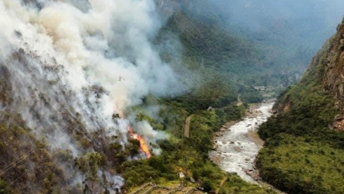 Bomberos peruanos logran controlar tras tres días de lucha el 90 % de un incendio registrado en el parque arqueológico de Machu Picchu