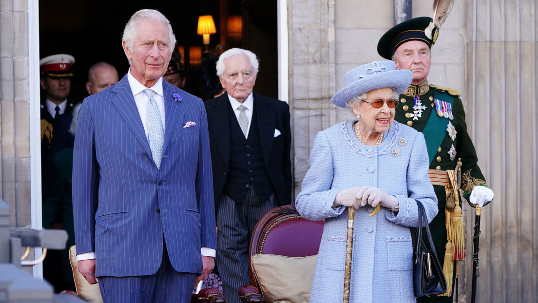 La reina Isabel II delega algunas de sus funciones como jefa de Estado al príncipe Carlos de Gales