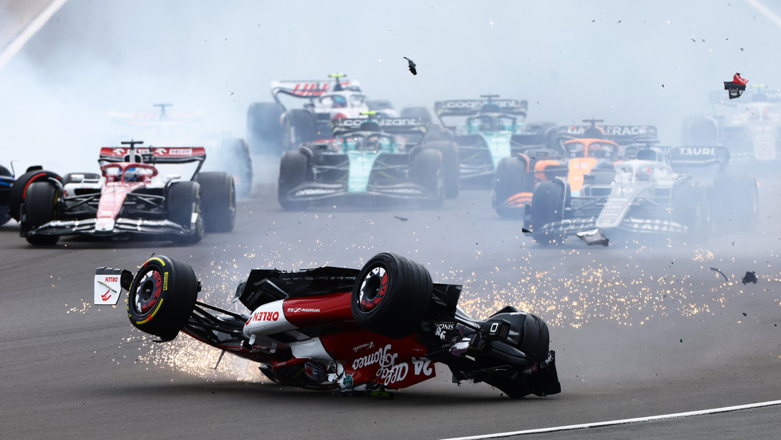 VIDEO: El piloto chino de F1 Zhou Guanyu sale ileso tras un grave accidente en el arranque del Gran Premio de Gran Bretaña