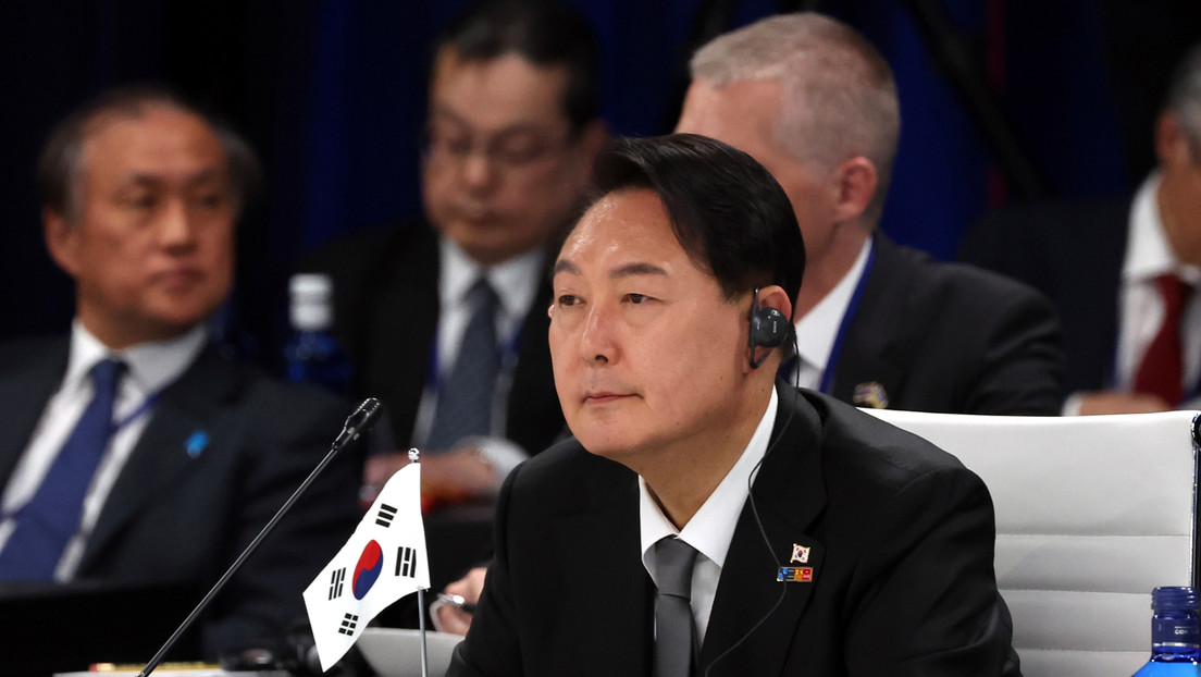 Una foto del presidente surcoreano con la mirada fija en una pantalla de ordenador en blanco causa confusión en los internautas