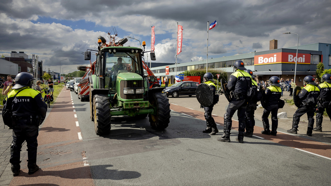 VIDEOS: La Policía dispara a los tractores de algunos agricultores que protestaban en Países Bajos