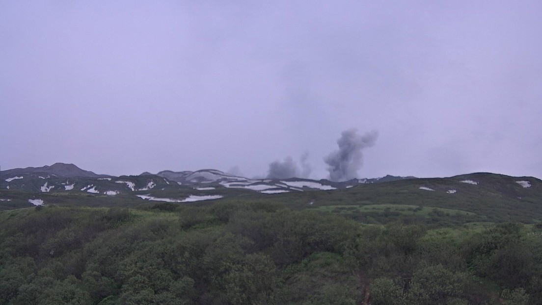 El volcán Ebeko expulsa una nube de cenizas de casi 2.000 metros de altura en las islas Kuriles