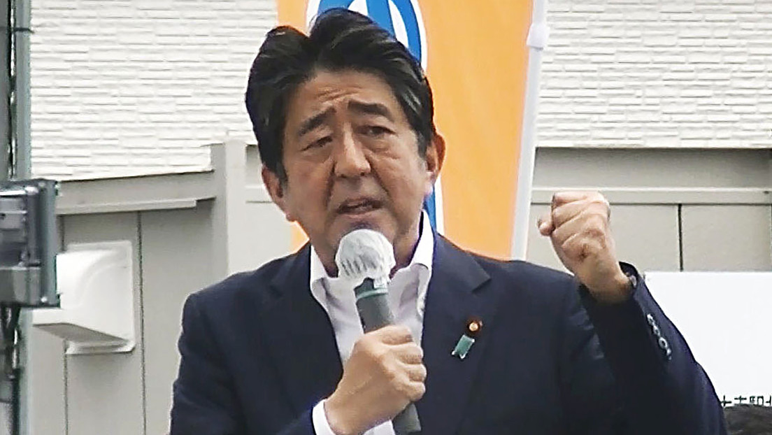 Publican una foto en la que se ve al presunto asesino de Shinzo Abe de pie detrás del político poco antes del homicidio