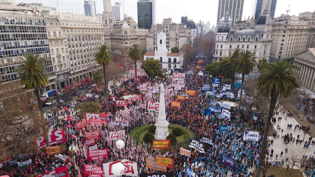 "Argentina ha perdido la independencia": Marchas contra el FMI marcan las celebraciones por el Día de la Independencia argentina