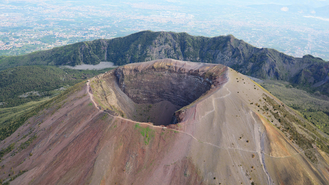 Un turista estadounidense cae al cráter del Vesubio por intentar recuperar el celular con el que quería tomarse una 'selfie'