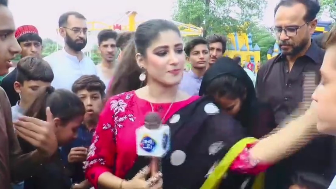 VIDEO: Una periodista pakistaní abofetea a un joven por estar molestando durante una cobertura en vivo