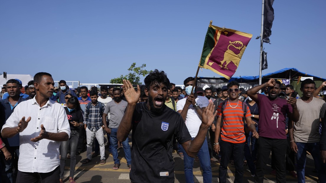 Sri Lanka impone el estado de emergencia mientras los manifestantes intentan irrumpir en la oficina del primer ministro (VIDEO)