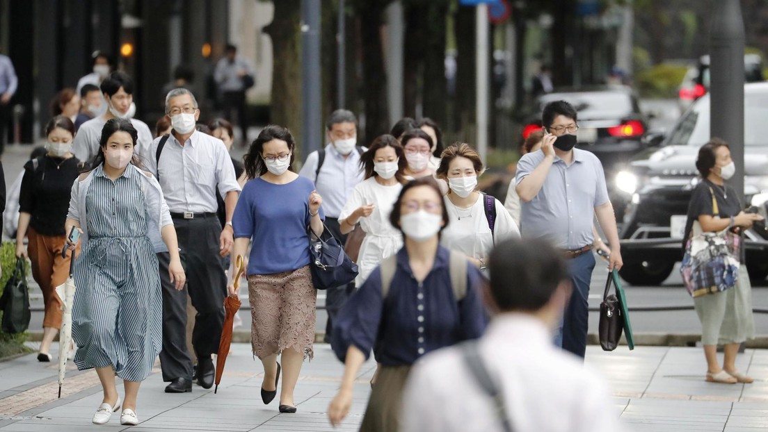 La OMS advierte que la pandemia "no ha terminado y que el virus se esparce libremente", e insta a los gobiernos a reintroducir el uso de cubrebocas