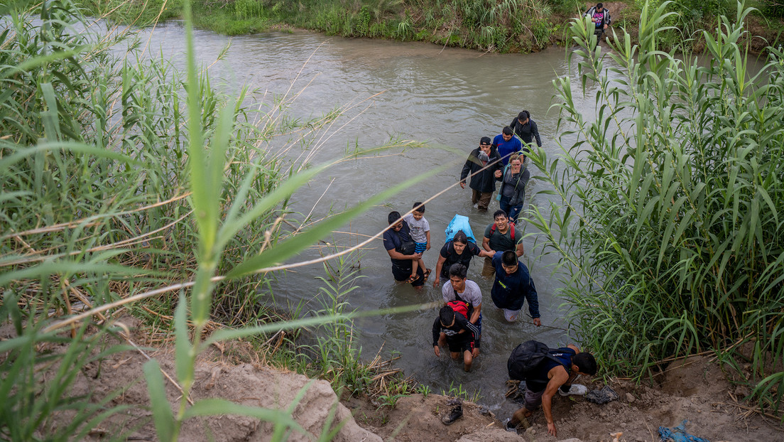 Las duras imágenes del cruce de migrantes por el Río Grande en la frontera sur de EE.UU. (VIDEO)