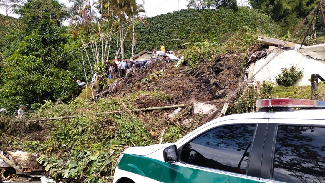 Rescatan a 19 niños de una escuela sepultada tras un deslizamiento de tierra en el departamento colombiano de Antioquia