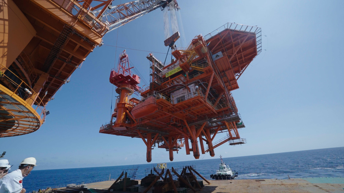 China construye su primera plataforma petrolera no tripulada en el mar de la China Meridional