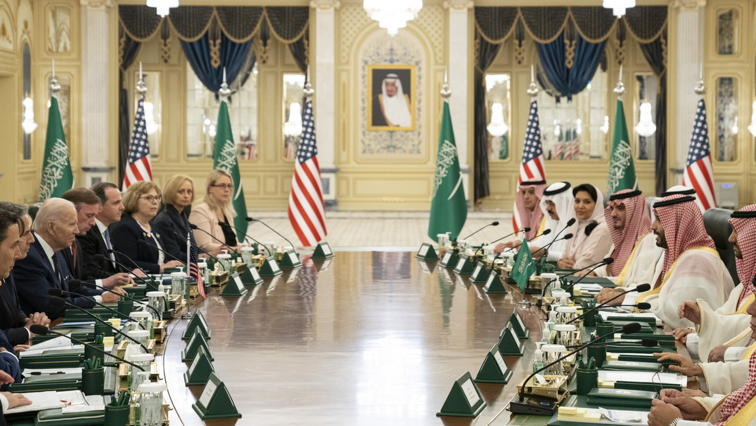 "¿Arabia Saudita todavía es un paria?": Una periodista grita la pregunta a Biden y así reacciona la familia real saudita