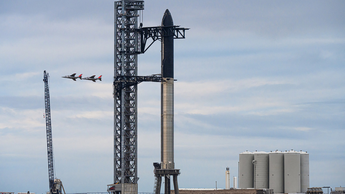 SpaceX podría usar su torre de lanzamiento y sus brazos de 'palillos' para intentar atrapar el propulsor de Starship a su regreso