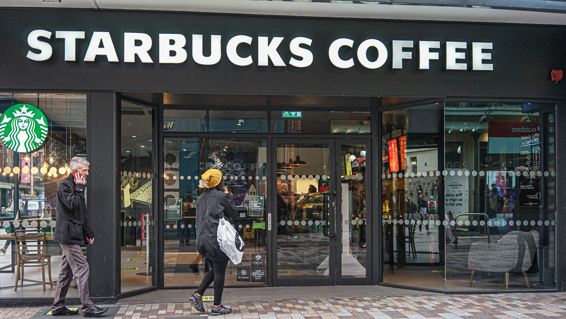 Starbucks considera vender sus locales en Reino Unido debido al aumento de la competencia