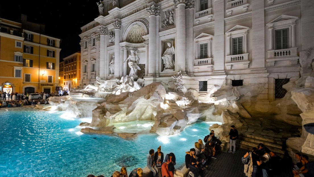 Un hombre se baña en la Fontana de Trevi de Roma, lo multan y a las dos horas regresa y vuelve a bañarse (VIDEO)