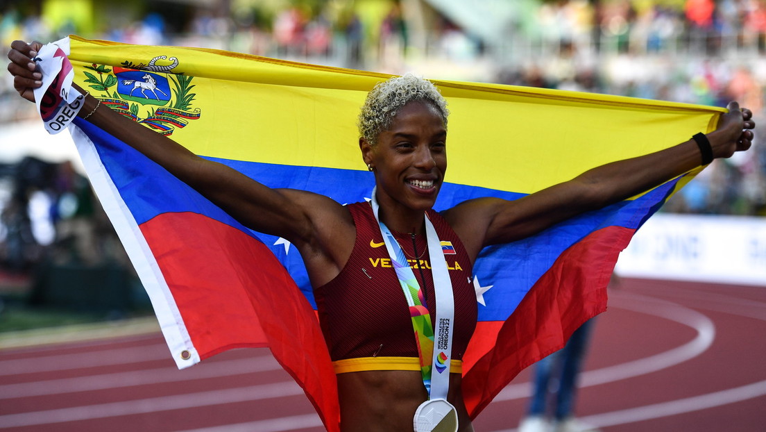 La venezolana Yulimar Rojas hace historia: logra el oro mundial en triple salto y se convierte en la primera atleta en ganarlo tres veces